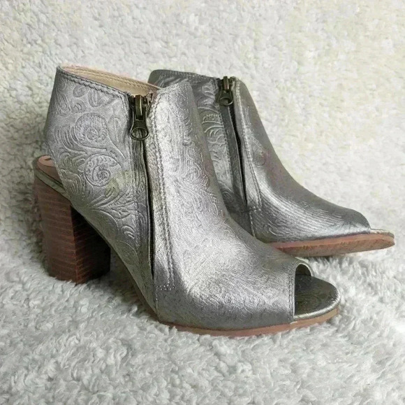NWOT SBICCA Heel sandals size 7 Nice floral shinny pattern! REBECCA'S  SHOES - Picture 1 of 9
